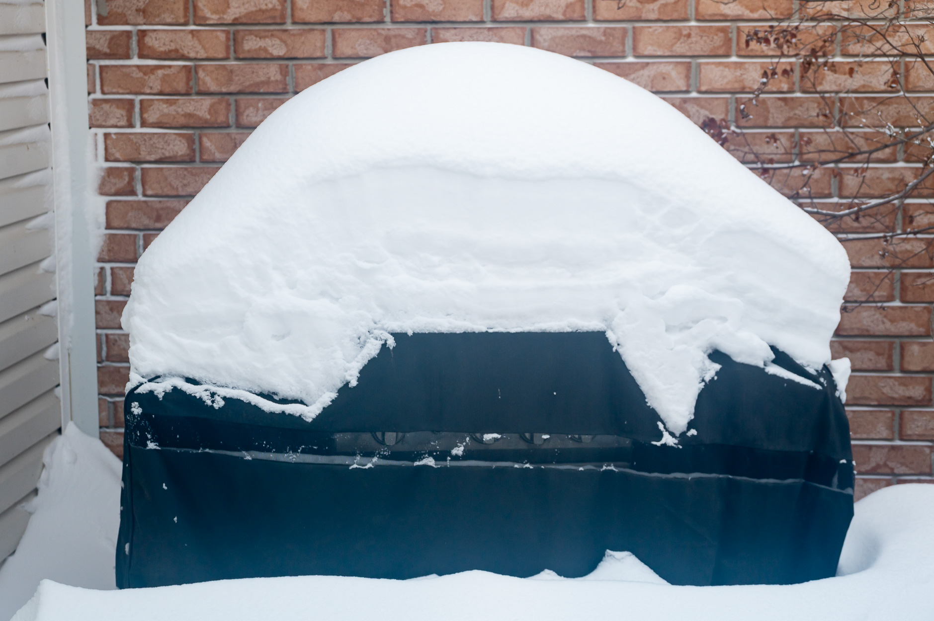 Snow on barbecue-615551.jpg